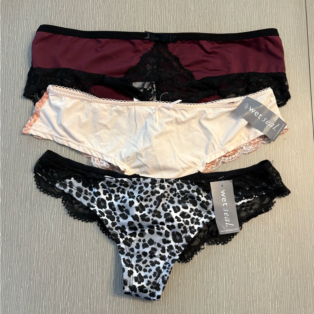 Wet Seal Women's Multicolor Lace Panties Set